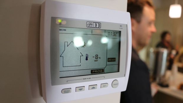 Com um cupom saveONenergy, os consumidores podem poupar até $30 em itens como lâmpadas LED e termostatos programáveis em 2015. (Evelyne Asselin / CBC)