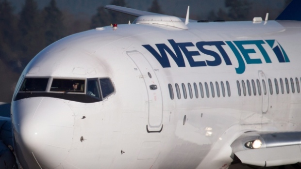 A WestJet anunciou na segunda-feira que está a reduzir o serviço de Edmonton e Calgary, ao mesmo tempo que reforça o seu plano de voo no Leste Canadiano. (Darryl Dyck/Canadian Press)