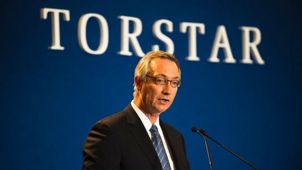 Nesta foto de arquivo, o presidente e CEO da Torstar David Holland fala aos acionistas na sua reunião geral anual em Toronto. (Aaron Vincent Elkaim / The Canadian Press)