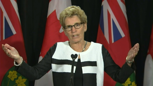 A primeira-ministra Kathleen Wynne e o seu cônjuge Jane Rounthwaite sentam-se com a CP24 para discutir a importância das celebrações anuais do orgulho em Toronto