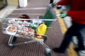 CRISE VAI DEIXANDO PRATELEIRAS CADA VEZ MAIS VAZIAS NOS SUPERMERCADOS DE LUANDA