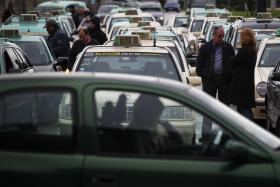 DEZENAS DE TAXISTAS PROTESTAM NO AEROPORTO DE LISBOA CONTRA A UBER