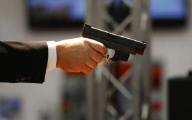 FABRICANTES DE ARMAS DOS EUA FAZEM CAMPANHAS PARA VENDER A CRIANÇAS