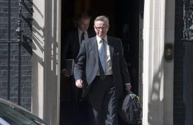 CINCO MEMBROS DO GOVERNO BRITÂNICO DEMARCAM-SE DE CAMERON E PEDEM SAÍDA DA UE