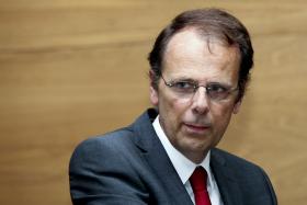 GOVERNO USA BAIXO PREÇO DO PETRÓLEO PARA LANÇAR IMPOSTO SOBRE COMBUSTÍVEIS – AEP