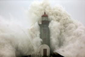 MAU TEMPO: AUTORIDADE MARÍTIMA PEDE ÀS PESSOAS QUE SE AFASTEM DA LINHA DA COSTA