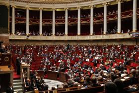 DEPUTADOS FRANCESES APROVAM INSCRIÇÃO DA RETIRADA DA NACIONALIDADE NA CONSTITUIÇÃO