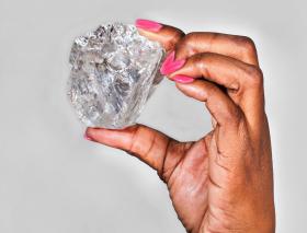 ENCONTRADO NO INTERIOR NORTE DE ANGOLA O 27.º MAIOR DIAMANTE DO MUNDO