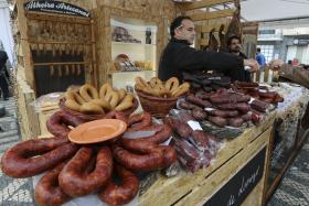 MERCADO DE AGRICULTORES INVADE PRAÇA LISBOETA COM CHEIRO E SABOR TÍPICOS