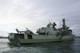 NAVIO AFUNDA NA MADEIRA E OBRIGA MARINHA E FORÇA AÉREA A RESGATE DE 10 HOMENS