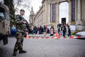 FRANÇA PROLONGA ESTADO DE EMERGÊNCIA ATÉ DIA 26 DE MAIO