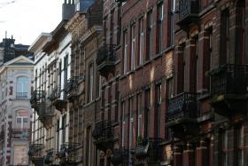 PARIS/ATENTADOS: SUSPEITO EM FUGA ESTEVE ESCONDIDO TRÊS SEMANAS EM BRUXELAS — IMPRENSA