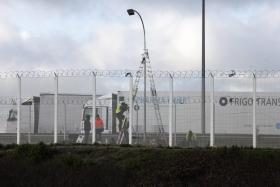MANIFESTANTES ANTI-IMIGRAÇÃO DESAFIAM PROIBIÇÃO EM CALAIS ACABAM EM CONFRONTOS COM POLÍCIA