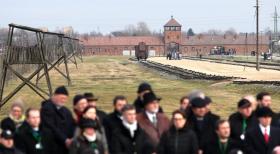 MUSEU DE AUSCHWITZ LANÇA CORRETOR PARA EXPRESSÃO “CAMPO DA MORTE POLACO”