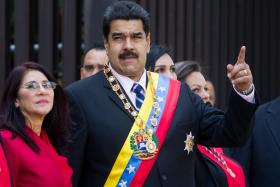 PRESIDENTE DA VENEZUELA DIZ QUE FAZ “DAS TRIPAS CORAÇÃO” PARA PAGAR SALÁRIOS