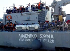 MIGRAÇÕES: NATO ACEITA ANALISAR AJUDA À CRISE DOS REFUGIADOS NO MEDITERRÂNEO