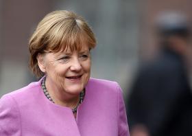 ANGELA MERKEL PROMETE 2,3 MIL MILHÕES DE EUROS PARA VÍTIMAS DE CONFLITO NA SÍRIA