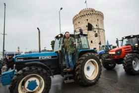 GRÉCIA: AGRICULTORES BLOQUEIAM PRINCIPAL AUTOESTRADA DO PAÍS