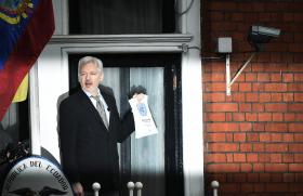 SUÉCIA VAI VOLTAR A PEDIR PARA INTERROGAR ASSANGE EM LONDRES