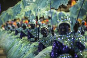 SEIS ESCOLAS DE SAMBA DESFILAM NO SAMBÓDROMO DO RIO DE JANEIRO