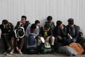 MIGRAÇÕES: FRANÇA CONSIDERA POLÍTICA LIBERAL DE MERKEL INSUSTENTÁVEL A PRAZO