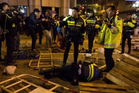 PERTO DE 50 POLÍCIAS FERIDOS E 24 DETIDOS EM CONFRONTOS EM HONG KONG