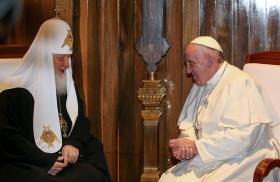 PAPA FRANCISCO E PATRIARCA RUSSO KIRIL ABRAÇAM-SE EM ENCONTRO HISTÓRICO