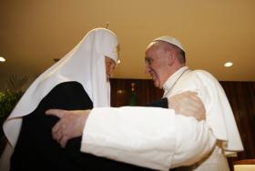 PAPA FRANCISCO E PATRIARCA KIRIK CONCORDAM EM COOPERAR NA DEFESA DO CRISTIANISMO