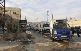 AJUDA HUMANITÁRIA CHEGA A DOUMA, NA SÍRIA, FEUDO REBELDE NOS ARREDORES DE DAMASCO
