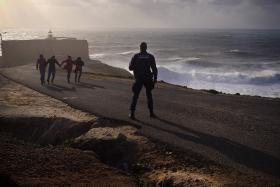 MAU TEMPO: POLÍCIA MARÍTIMA RETIRA SEIS PESSOAS DA ZONA DO FAROL DA NAZARÉ