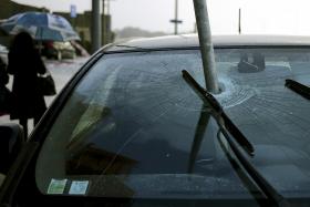 MAU TEMPO: FERRO SOLTA-SE DE ANDAIME E FURA PARA-BRISAS DE CARRO EM ANDAMENTO NO PORTO