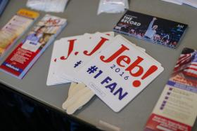 MENSAGEM DE JEB BUSH COM UMA PISTOLA INCENDEIA REDE SOCIAL TWITTER