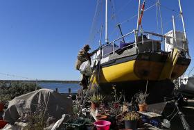 ESTRANGEIROS VIVEM EM BARCOS EM DOCA SECA DE FARO À ESPERA DO BOM TEMPO