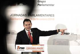 LÍDER PARLAMENTAR DO PSD SUGERE QUE GOVERNO DO PS SÓ CONTA DURAR UM ANO