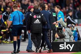 DORTMUND VENCE EM LEVERKUSEN EM JOGO COM MOMENTO INSÓLITO DO ÁRBITRO