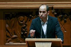 OE2016: BE ACUSA PSD E CDS DE SEREM OPOSIÇÃO AO PAÍS E ESPERA MELHORIA DO ORÇAMENTO NA AR