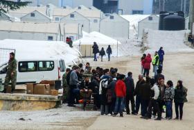 PAÍSES BALCÂNICOS CONCORDAM DEIXAR PASSAR UM MÁXIMO DE 580 REFUGIADOS POR DIA