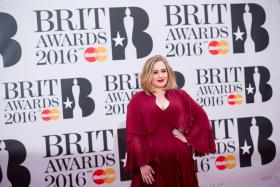 ADELE GRANDE PROTAGONISTA DOS PRÉMIOS BRIT AO CONQUISTAR QUATRO CATEGORIAS