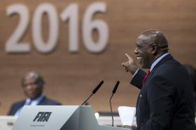 SUL-AFRICANO TOKYO SEXWALE RETIRA-SE DA CORRIDA À PRESIDÊNCIA DA FIFA