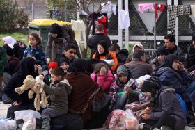 MIGRAÇÕES: 6.000 MIGRANTES BLOQUEADOS NA FRONTEIRA GRECO-MACEDÓNIA, APENAS 300 PASSARAM