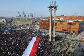 CERCA DE 15.000 PESSOAS MANIFESTAM-SE EM GDANSK PARA APOIAR LECH WALESA
