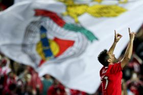 JONAS ‘CARREGA’ BENFICA, QUE APROVEITA ‘DESLIZE’ DO SPORTING