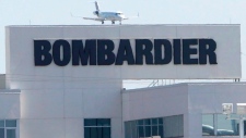Um avião prepara-se para aterrar numa fábrica da Bombardier em Montreal - 14 de maio de 2015. (Ryan Remiorz/The Canadian Press)