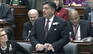 O ministro das Finanças do Ontário, Charles Sousa, apresentou o orçamento 2016 do no Queen’s Park em Toronto na quinta-feira, 25 de fevereiro de 2016. (Nathan Denette/The Canadian Press)