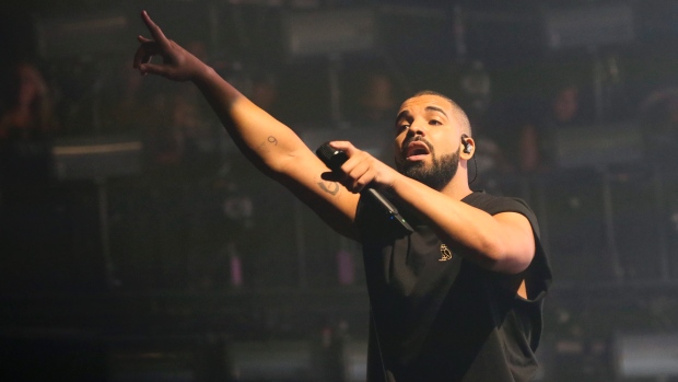 Nesta foto de arquivo de 3 de outubro de 2015, Drake atua no Austin City Limits Music Festival, em Zilker Park em Austin, Texas. (Jack Plunkett / Invision / AP)