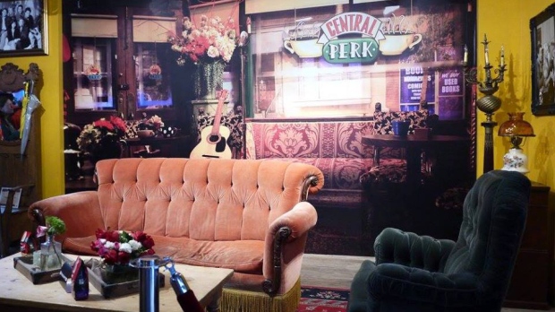 A réplica da cafetaria Central Perk é vista nesta imagem de rede social. (Friends Central Perk Pop-Up Shop in Toronto/Facebook)