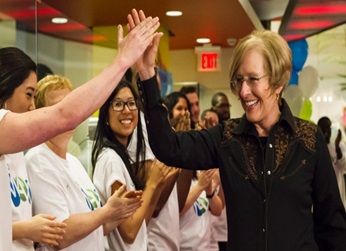 Joan Patterson de Desboro, Ont., momentos antes da apresentação da OLG para o pagamento do seu prémio de lotaria em Toronto na quarta-feira. (Christopher Katsaro/Canadian Press)