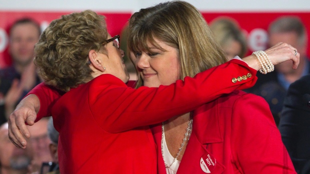 primeira-ministra do Ontário Kathleen Wynne participa num comício para Elizabeth Roy, candidata do partido Liberal para Whitby-Oshawa, em Whitby - 9 de fevereiro de 2016. The Canadian Press/Fred Thornhill