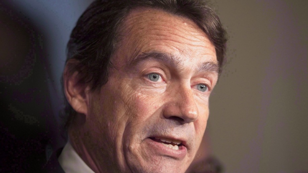 O líder da oposição do Quebec Pierre Karl Peladeau reage à eleição de um governo de maioria Liberal federal na Assembleia Nacional do Quebec em 20 de outubro de 2015. (Jacques Boissinot / The Canadian Press)