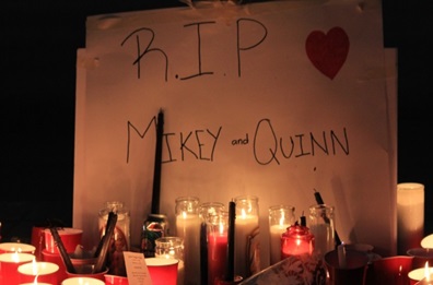 Dezenas de pessoas juntaram-se em Chinatown na noite de sábado para homenagear as memórias de Quinn Taylor, 29, e David Michael Eminess, 26